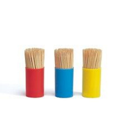 Tre piccoli contenitori della PAPSTAR GmbH, ciascuno riempito con PAPSTAR stuzzicadenti rotondi in legno (6,8 cm, 450 pezzi), sono disposti nei colori rosso, blu e giallo da sinistra a destra uno accanto all'altro su uno sfondo bianco semplice.