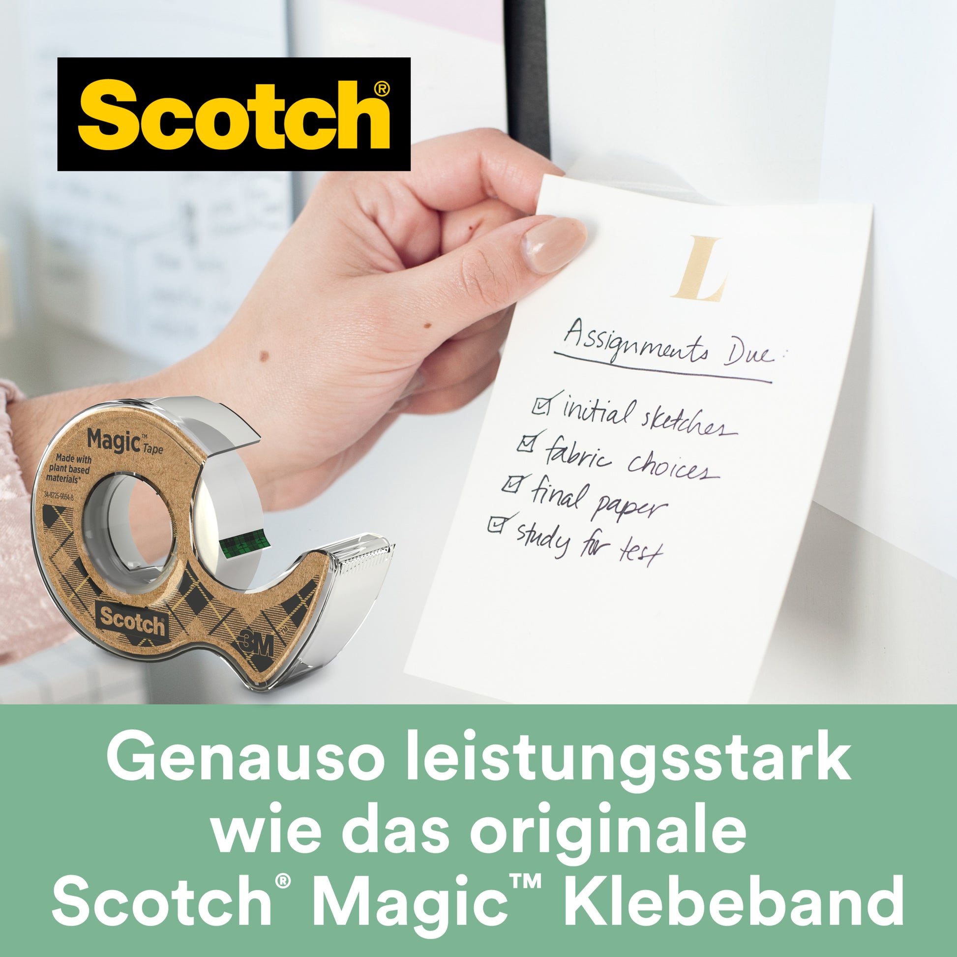 Eine Hand befestigt eine "Assignments Due"-Checkliste mit Scotch® Magic™ Klebeband 9-1920D (19 mm x 20 m), das zu 66 % aus pflanzlichem Klebstoff besteht, an der Wand; daneben steht ein Abroller aus Recyclingmaterial. Der deutsche Text betont die Stärke des Bands.