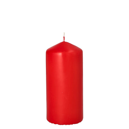 Una singola candela a colonna Starpak non accesa con durata extra lunga (Ø 60 mm, 130 mm) con superficie rossa liscia e stoppino bianco centrato è posizionata verticalmente su uno sfondo bianco semplice.