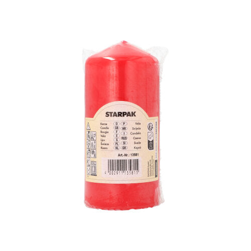 Una candela a colonna rossa Starpak con durata extra lunga (Ø 60 mm, 130 mm) è confezionata in pellicola trasparente e dotata di un'etichetta beige con dettagli del prodotto, codice a barre e simboli di utilizzo. Il marchio "Starpak" è evidenziato sull'etichetta.