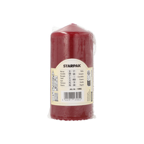 Una candela a colonna rossa Starpak (Ø 60 mm, 130 mm) con durata extra lunga è confezionata in plastica trasparente e dotata di un'etichetta beige con nome del marchio, dettagli del prodotto, codice a barre e simboli di sicurezza per un uso prolungato.