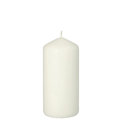 La candela a colonna Starpak con durata extra lunga (Ø 60 mm, 130 mm) in bianco semplice è posizionata non accesa e con stoppino su sfondo bianco - perfetta per accenti eleganti e luce duratura.