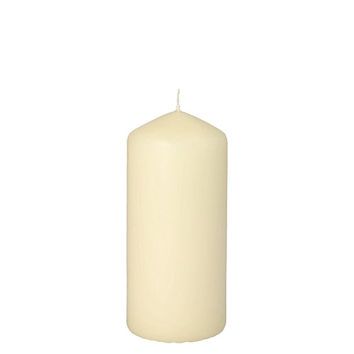 Su sfondo bianco è raffigurata una candela a colonna Starpak con durata extra lunga (Ø 60 mm, 130 mm) in avorio con base piatta, punta arrotondata e stoppino non acceso.