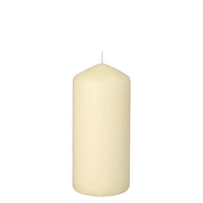 Su sfondo bianco è raffigurata una candela a colonna Starpak con durata extra lunga (Ø 60 mm, 130 mm) in avorio con base piatta, punta arrotondata e stoppino non acceso.