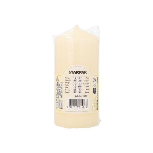Una candela a colonna color crema Starpak (Ø 60 mm, 130 mm) con durata extra lunga è avvolta in plastica e mostra sull'etichetta il nome del marchio, dettagli del prodotto e codice a barre su uno sfondo bianco semplice.