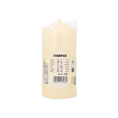 Una candela a colonna color crema Starpak (Ø 60 mm, 130 mm) con durata extra lunga è avvolta in plastica e mostra sull'etichetta il nome del marchio, dettagli del prodotto e codice a barre su uno sfondo bianco semplice.