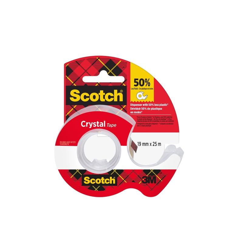 Un rotolo di nastro adesivo Scotch® Crystal (19 mm x 25 m) di 3M Deutschland GmbH in un dispenser rosso con confezione a quadretti; sull'etichetta è indicato che viene utilizzato il 50% in meno di plastica. Il logo 3M si trova in basso a destra.