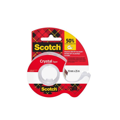 Un rotolo di nastro adesivo Scotch® Crystal (19 mm x 25 m) di 3M Deutschland GmbH in un dispenser rosso con confezione a quadretti; sull'etichetta è indicato che viene utilizzato il 50% in meno di plastica. Il logo 3M si trova in basso a destra.