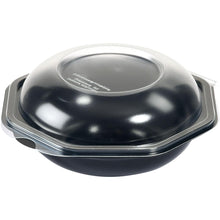 Die Abbildung zeigt eine Duni GmbH Octabowl® schwarz/transparent (160x160x72 mm), eine vielseitige Schale mit klarem, gewölbtem Deckel, leer präsentiert vor weißem Hintergrund. Verpackungseinheit: 405 Stück.