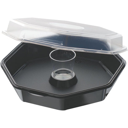 L'Octaview® con vetro Nero / Trasparente PS della Duni GmbH presenta i cibi in modo elegante con un bicchierino chiaro al centro e un coperchio parzialmente trasparente su un vassoio ottagonale nero.