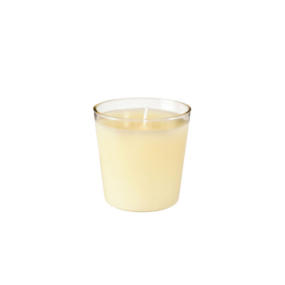 La piccola candela ricaricabile Switch & Shine di colore giallo chiaro della Duni GmbH si trova in un portacandele trasparente su fondo bianco. Ha una lunga durata (circa 30 ore) e uno stoppino bianco che non viene acceso.