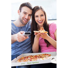 Una coppia sorridente è seduta su un divano, davanti a loro c'è una pila quadrata di PAPSTAR 100 scatole per pizza, cellulosa 'pura'. L'uomo tiene un telecomando, la donna un pezzo di pizza. Sulla scatola ecologica della PAPSTAR GmbH c'è scritto: 'puro Buon Apetito!'.