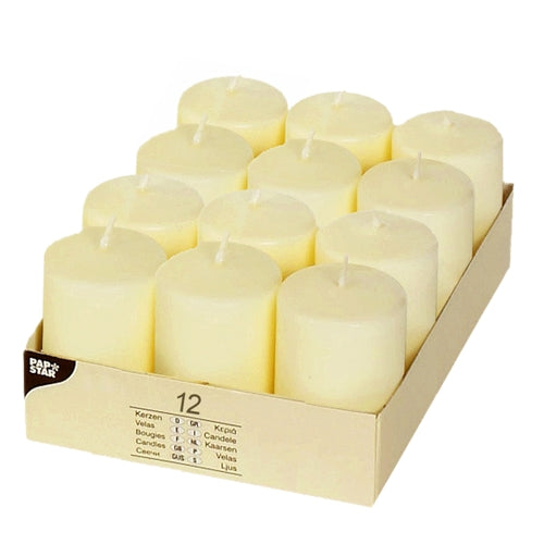Una scatola con 12 PAPSTAR candele a colonna, Ø 40 mm, alte 60 mm, color avorio, design Flat-Top di PAPSTAR GmbH. Le candele a colonna color crema sono disposte in un vassoio di cartone; la scatola contiene un'etichetta con i dettagli delle candele.
