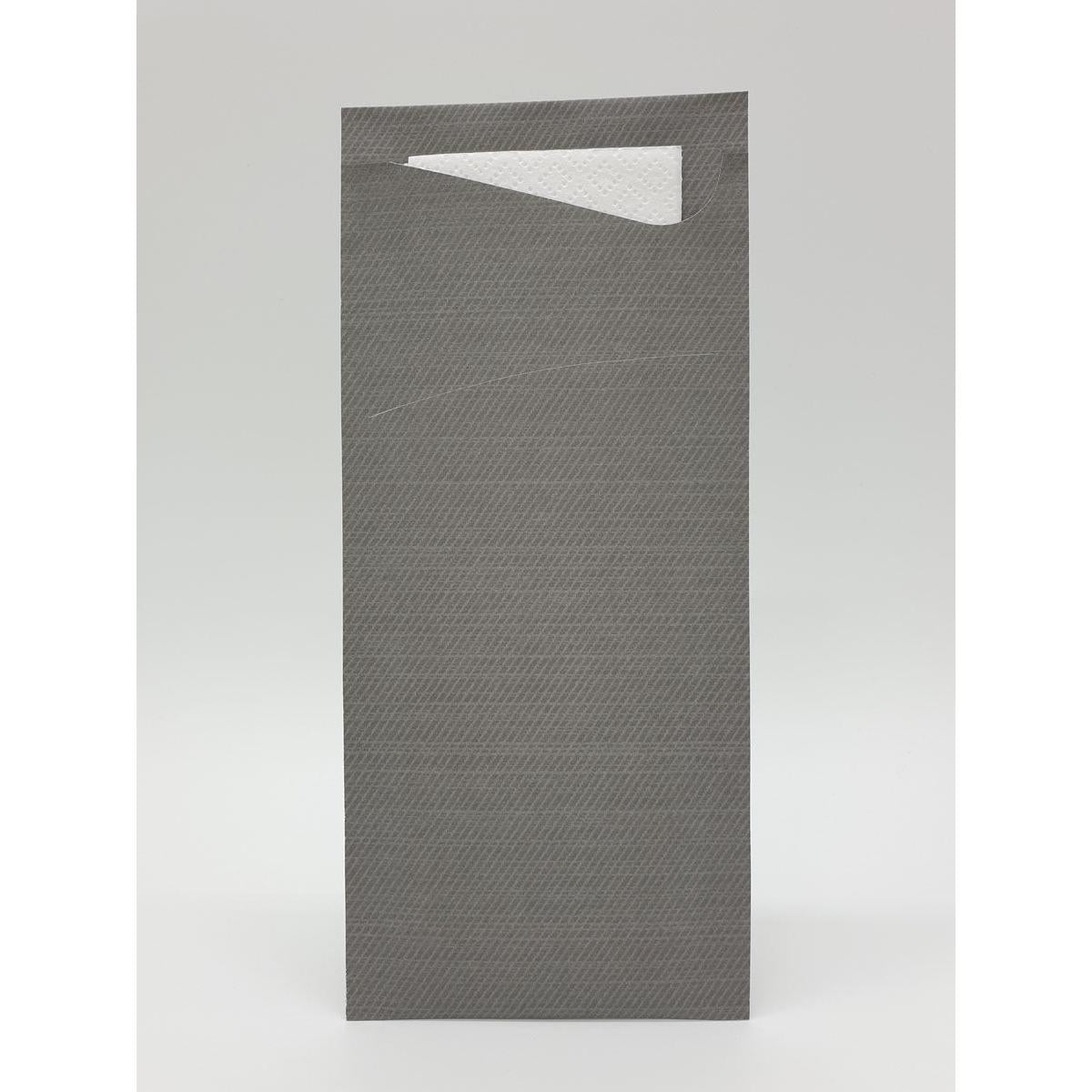 Ein grauer, strukturierter Serviettenhalter steht aufrecht und hält eine teilweise sichtbare weiße Duni GmbH Sacchetto Zelltuch 190 x 85 mm Serviette vor einem schlichten hellen Hintergrund.