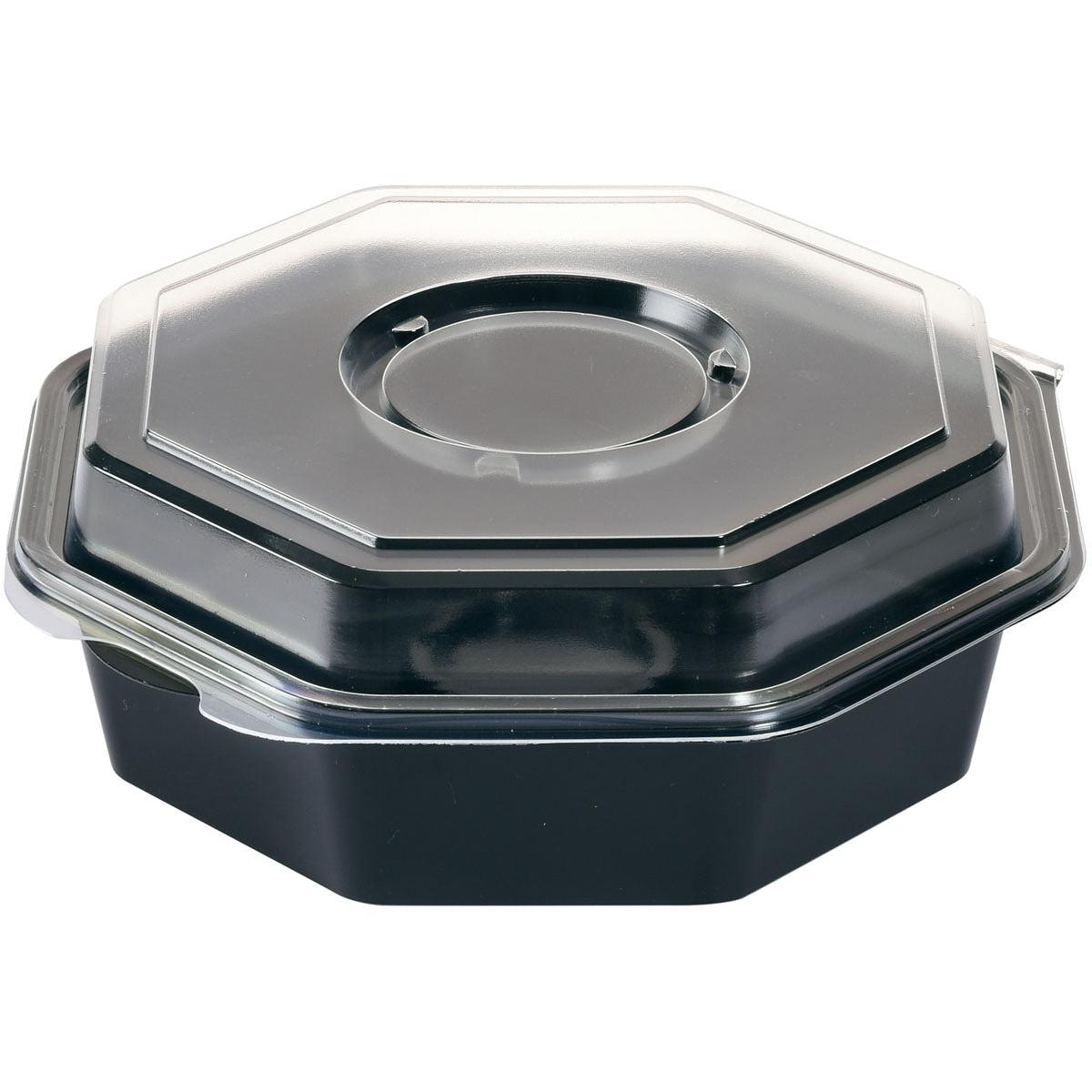 Il contenitore per alimenti Octaview® con vetro Nero / Trasparente PS della Duni GmbH è un contenitore di plastica ottagonale nero con coperchio trasparente, raffigurato inclinato su sfondo bianco.