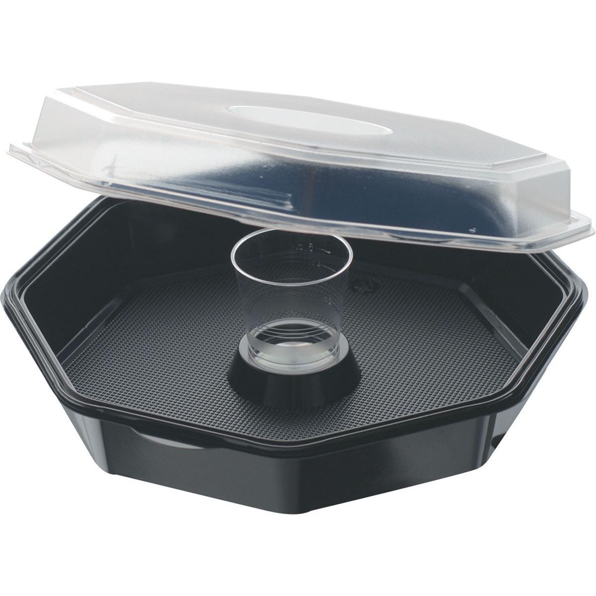 Il vassoio Octaview® Nero/Trasparente PS 190x190x70 di Duni GmbH (confezione C&C con 157541, 35 pezzi) dispone di un coperchio a cupola trasparente e di un bicchiere centrale - perfetto per la presentazione organizzata degli alimenti o come confezione alimentare.