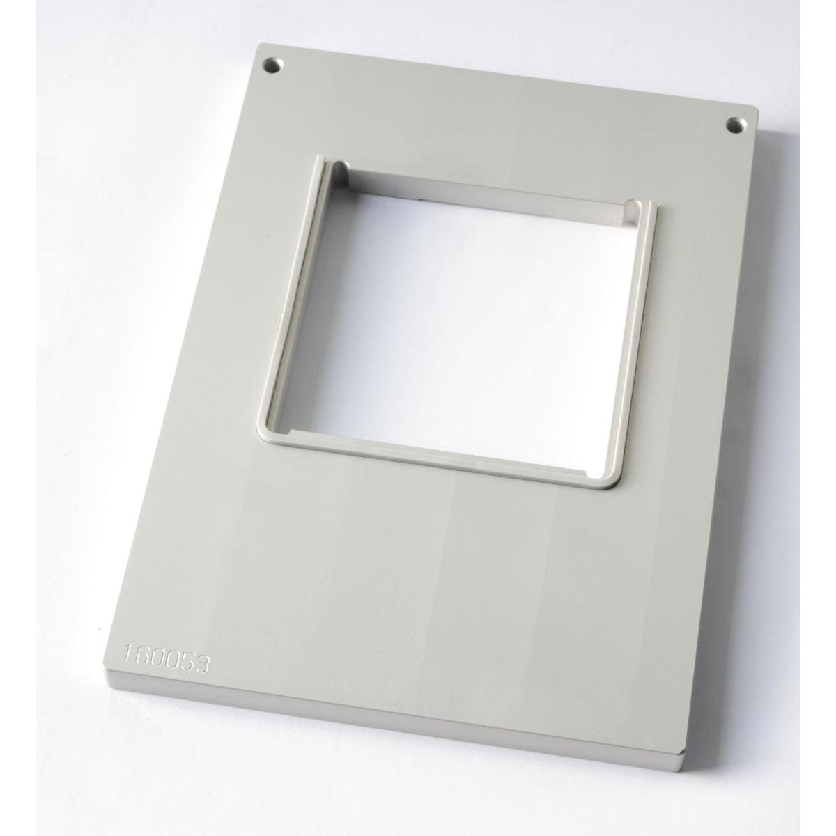 Una lastra rettangolare grigio chiaro con un grande ritaglio quadrato si adatta alla cassetta DF10/20 per scatole di cartone quadrate, 550 ml, di Duni GmbH. Ha due fori per viti e il numero impresso 160053 nell'angolo.