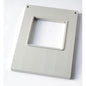 Una lastra rettangolare grigio chiaro con un grande ritaglio quadrato si adatta alla cassetta DF10/20 per scatole di cartone quadrate, 550 ml, di Duni GmbH. Ha due fori per viti e il numero impresso 160053 nell'angolo.