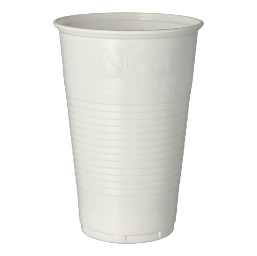 Un bicchiere Starpak bianco (0,5l, 9,5cm Ø, 13,7cm di altezza) con bordo in schiuma di polipropilene con scanalature orizzontali è in piedi su una superficie bianca. Disponibile in confezioni da 50 pezzi in imballaggio di plastica.