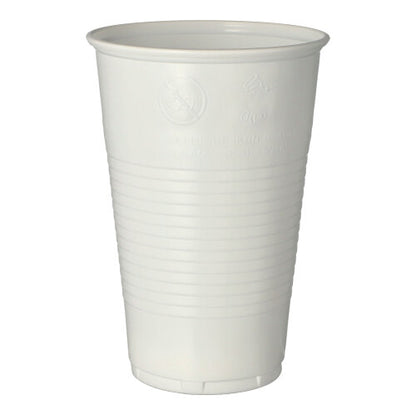 Un bicchiere Starpak bianco (0,5l, 9,5cm Ø, 13,7cm di altezza) con bordo in schiuma di polipropilene con scanalature orizzontali è in piedi su una superficie bianca. Disponibile in confezioni da 50 pezzi in imballaggio di plastica.