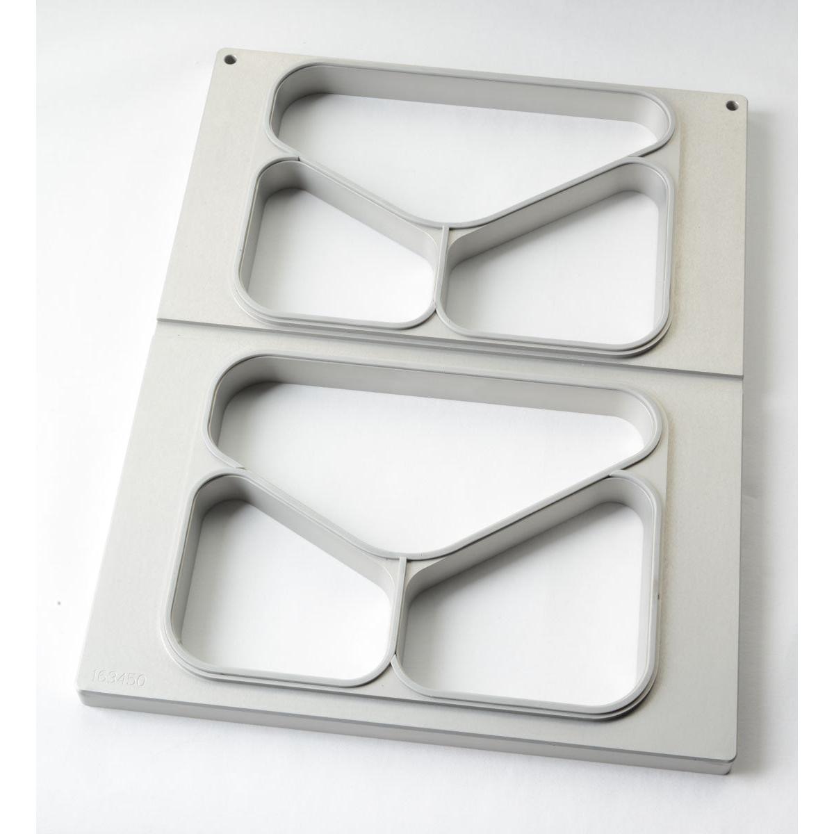 Die Duni GmbH Kassette DF15/25 ist eine hellgraue PP-Transportform mit zwei identischen Ausschnitten, die jeweils drei durch erhöhte Trennwände getrennte Fächer aufweisen und mit den Caterline-Schalen 350/225/170, 445/280/205 und 530/325/235 ml kompatibel sind.