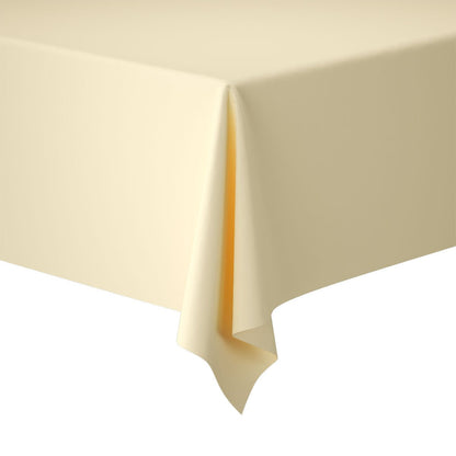 Primo piano di un angolo di tavolo rettangolare, drappeggiato con una tovaglia Evolin di Duni GmbH 127 x 220 cm in semplice beige chiaro o crema, i cui bordi pendono uniformemente; lo sfondo è bianco.