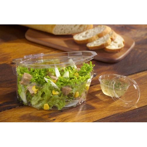 Un contenitore PS Starpak trasparente (50 ml, Ø 6,7 cm) del set di 100 ciotole per condimenti contiene insalata verde mista, mais e tonno su una superficie di legno con pane tagliato - ideale per gli appassionati della gastronomia fresca.