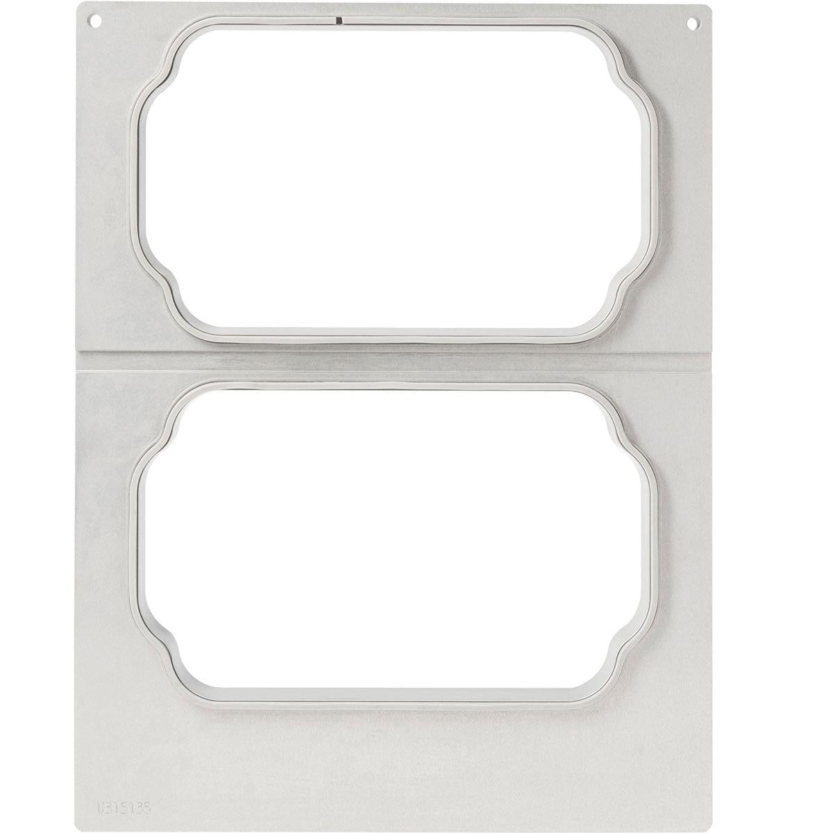 Un modello di metallo piatto con due ritagli ornamentali, perfetto per la conservazione sicura nella cassetta DF15/25 per contenitore PP Take Away di Duni GmbH. La superficie spazzolata presenta un piccolo numero inciso nell'angolo inferiore sinistro.