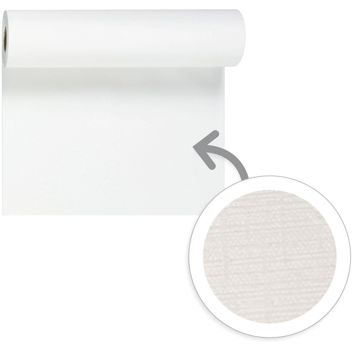 Un rotolo di runner da tavola Evolin bianco monocromatico Tête-à-Tête 24 m x 0,41 m (20 sezioni) della Duni GmbH viene srotolato verso il basso. Una freccia evidenzia un primo piano circolare che rivela il sottile motivo superficiale strutturato della decorazione da tavola.