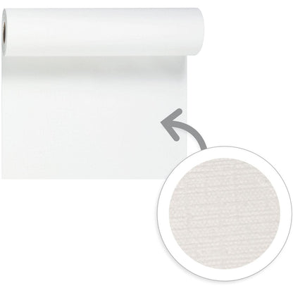 Un rotolo di runner da tavola Evolin bianco monocromatico Tête-à-Tête 24 m x 0,41 m (20 sezioni) della Duni GmbH viene srotolato verso il basso. Una freccia evidenzia un primo piano circolare che rivela il sottile motivo superficiale strutturato della decorazione da tavola.