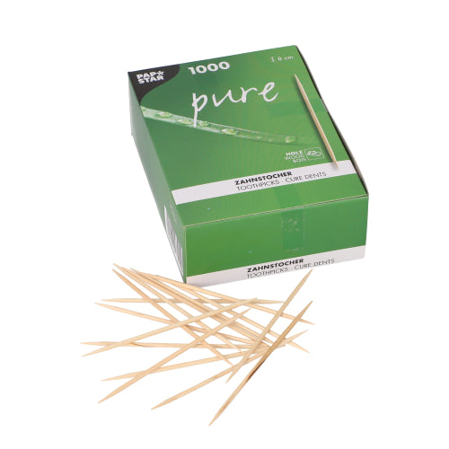 Una scatola PAPSTAR verde e bianca con la scritta "pure" contiene 1000 stuzzicadenti rotondi in legno (8 cm), alcuni dei quali sono sparsi sul davanti. Prodotto: PAPSTAR Stuzzicadenti "pure" in legno, rotondi, 8 cm | Scatola pieghevole (1000 pezzi). Marca: PAPSTAR GmbH.