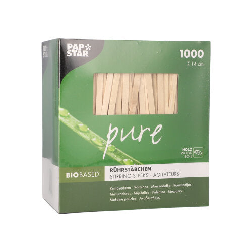 Una scatola PAPSTAR "pure" verde-bianca contiene 1000 bacchette prive di schegge di 14 cm di lunghezza in legno di betulla biobased della PAPSTAR GmbH. Il nome del marchio appare in alto a sinistra sulla confezione.