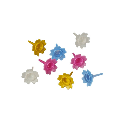 Nove colorati PAPSTAR supporti per candele di compleanno di PAPSTAR GmbH sono disposti su uno sfondo bianco - una decorazione ideale per torte di compleanno. Ordinati per colore, disponibili in una scatola pieghevole da 144 pezzi.