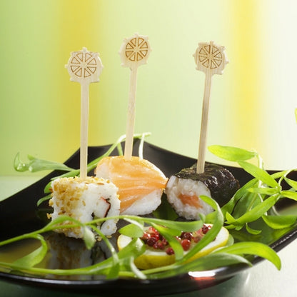 Tre pezzi di sushi su un piatto nero, ciascuno guarnito in modo unico e fissato con il PAPSTAR finger food picker "Timone" 9 cm di PAPSTAR GmbH, sono perfetti per le feste. Guarnizione verde e salsa rossa adornano il piatto e offrono un catering elegante con il vassoio di carta (200 pezzi).