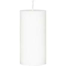Una candela a colonna Duni GmbH in stearina (bianca, 100x50mm) è in piedi su uno sfondo bianco. La candela è inodore, ha uno stoppino e offre fino a 50 ore di combustione per ogni pezzo.