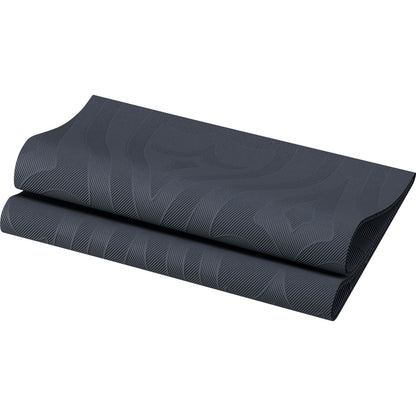 Un tappetino da yoga grigio scuro con un motivo ondulato discreto è parzialmente arrotolato su sfondo bianco e riflette l'aspetto elegante dei tovaglioli Elegance 48 x 48 cm 1/4 piega Lily di Duni GmbH.