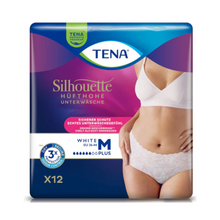 Una confezione di TENA Silhouette Plus White Inkontinenzpants di TENA – Essity Germany GmbH, taglia M, mostra sulla confezione una donna che indossa il prodotto. Sottolinea la protezione per la debolezza della vescica e il comfort e contiene 12 pezzi.