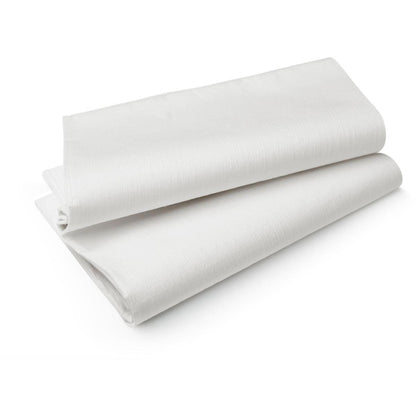 Due tovaglie Evolin 127 x 180 cm della Duni GmbH, piegate ordinatamente in elegante aspetto lino, sono impilate una sopra l'altra davanti a uno sfondo bianco semplice.