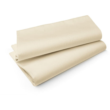 Un paio di lenzuola beige finemente piegate su sfondo bianco, che ricordano l'elegante aspetto lino delle tovaglie Evolin 127 x 180 cm della Duni GmbH.