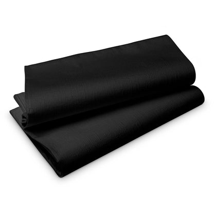 Una tovaglia Evolin di Duni GmbH, 127 x 220 cm, piegata con cura, con un motivo strutturato discreto, è presentata su uno sfondo bianco.