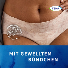 Un primo piano mostra qualcuno che indossa i TENA Silhouette Plus White Inkontinenzpants di TENA – Essity Germany GmbH. Il testo recita "Con elastico ondulato" e "Dermatologicamente testato", con il logo TENA Silhouette in alto a destra.