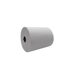 Un grande rotolo di carta CWS bianco a due veli, con anima in plastica blu, noto per la sua elevata capacità assorbente, è raffigurato in posizione orizzontale su uno sfondo bianco.