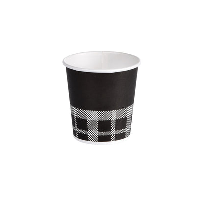 Il bicchiere Izza nero stampato di Duni GmbH in PAP/PE con interno bianco e motivo a scacchi bianco e nero alla base è in piedi su uno sfondo bianco - un bicchiere da caffè ecologico.