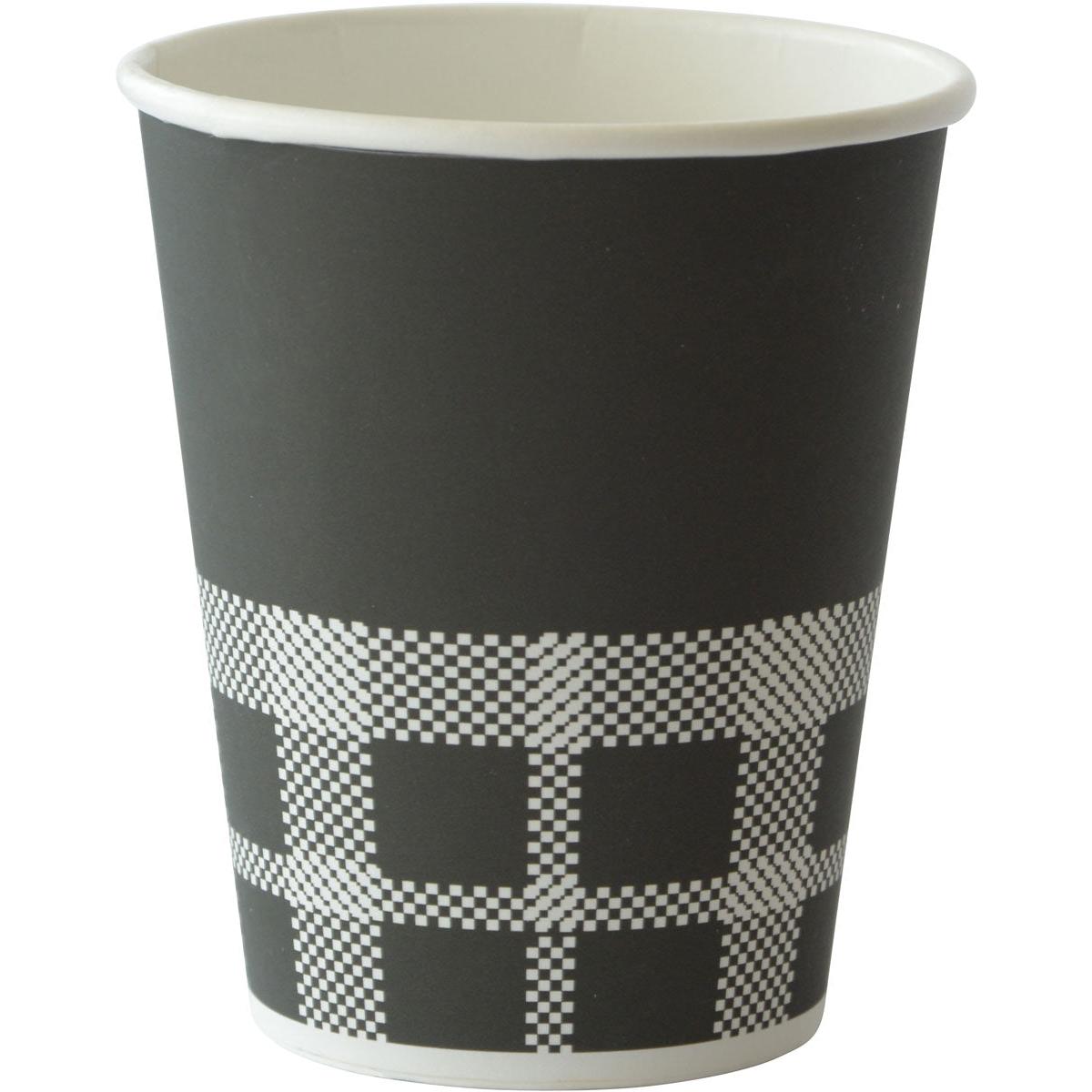 Il bicchiere Izza nero stampato di Duni GmbH è un bicchiere di carta PAP/PE ecologico con design semplice, superficie interna bianca e motivo a scacchi pixelato bianco e nero sul bordo inferiore.