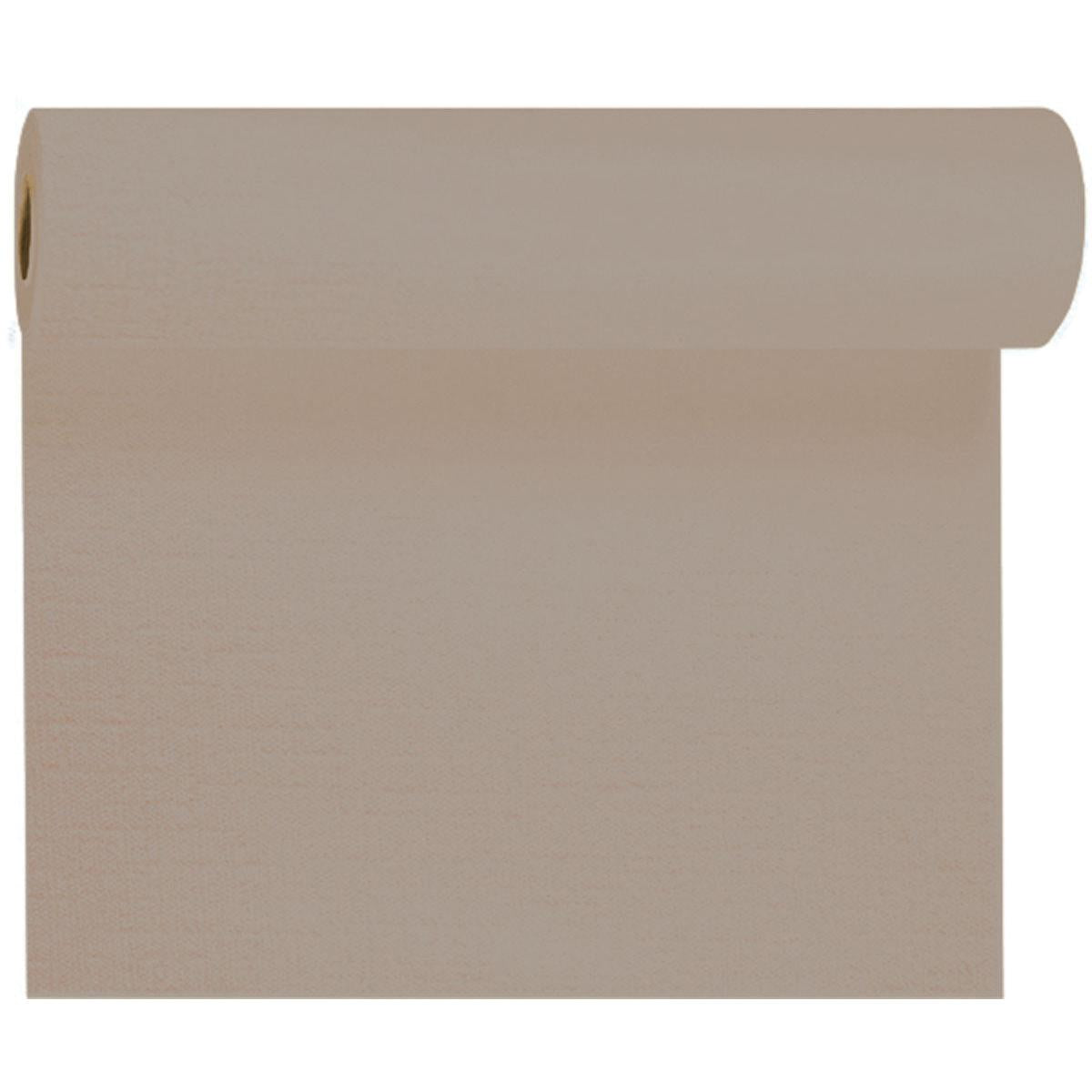 Un rotolo di carta da parati beige, srotolato, rivela la sua struttura liscia e uniforme - ideale per la combinazione con il runner da tavola Evolin Tête-à-Tête 24 m x 0,41 m (20 sezioni) della Duni GmbH, perfetto per una decorazione da tavola elegante su uno sfondo bianco.
