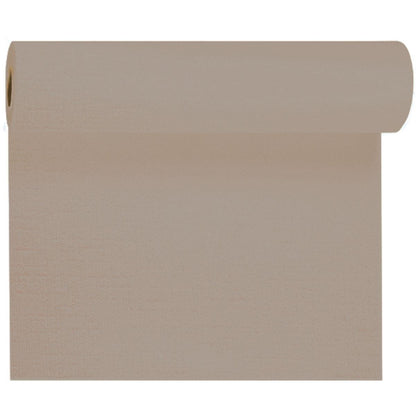 Un rotolo di carta da parati beige, srotolato, rivela la sua struttura liscia e uniforme - ideale per la combinazione con il runner da tavola Evolin Tête-à-Tête 24 m x 0,41 m (20 sezioni) della Duni GmbH, perfetto per una decorazione da tavola elegante su uno sfondo bianco.