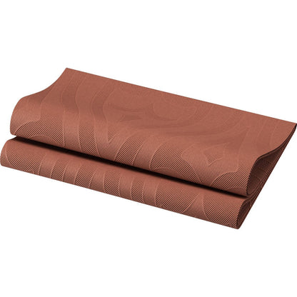 Un tappetino da yoga marrone con un motivo strutturato discreto, che riprende lo stile dei tovaglioli Elegance 48 x 48 cm 1/4 piega Lily di Duni GmbH, è parzialmente arrotolato su sfondo bianco.