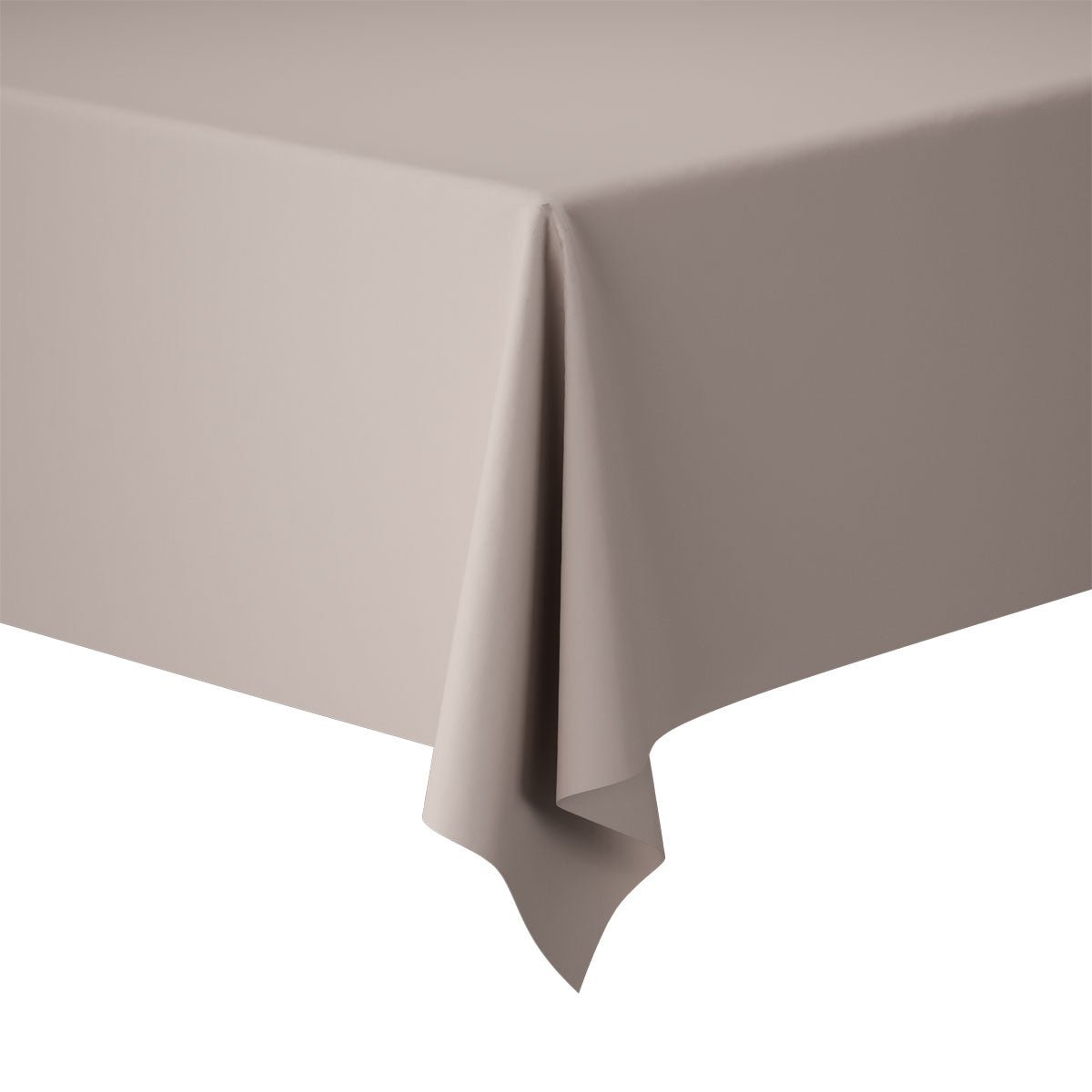 Primo piano di un angolo di tavolo con una tovaglia Evolin 127 x 220 cm di Duni GmbH in semplice beige chiaro, drappeggiata uniformemente su due lati davanti a uno sfondo bianco.