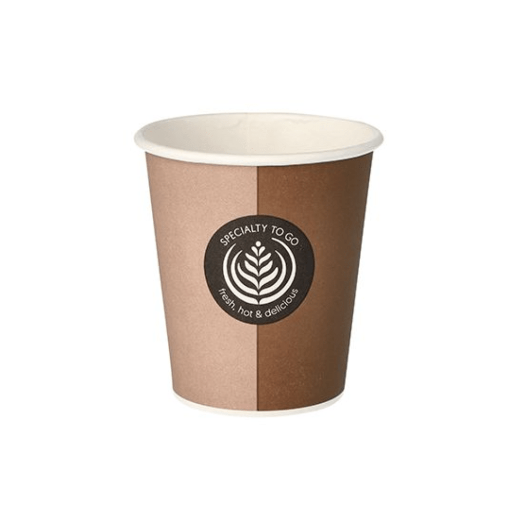 Un bicchiere di carta Starpak per bevande calde da 0,2 l con logo centrale a forma di design stilizzato di foglia e le parole "Specialty To Go, fresco, caldo & delizioso" è posizionato in modo prominente. Questo bicchiere da caffè monouso è ideale per gli amanti delle bevande calde e si presenta elegantemente su uno sfondo bianco semplice.