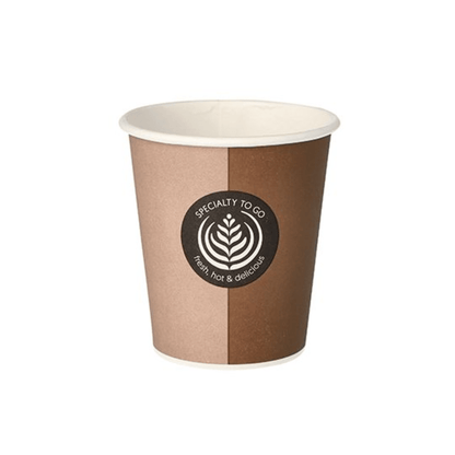 Un bicchiere di carta Starpak per bevande calde da 0,2 l con logo centrale a forma di design stilizzato di foglia e le parole "Specialty To Go, fresco, caldo & delizioso" è posizionato in modo prominente. Questo bicchiere da caffè monouso è ideale per gli amanti delle bevande calde e si presenta elegantemente su uno sfondo bianco semplice.